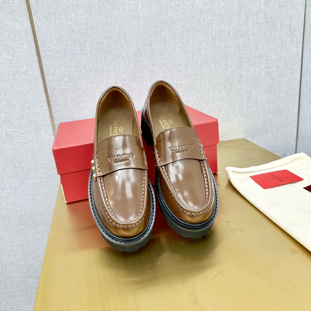👟👟Ex-factory price 560👟👟 2024【VALENTINO】Valentino's early spring fashionable slip-on loafers are hot new🆕 Versatile style with temperament💃🏻 Slay the whole audience immediately when you put them on [Love] The ultra-simple design is more timeless and attractive! Fashionable and neat feeling, it is a magic tool for increasing your height and slimming down ✨ The shoe collar is specially added with anti-wear latex! You won't feel tired after walking all day long🦶🏻 The upper is made of open-edge beaded cowhide material and paired with a calfskin lining, which is full of texture! 👿Bottom thickness 4.0cm 👿Color: Black Brown 👿Size: 35-40 Factory ready supply